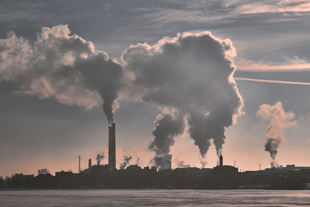 Usine polluant l'atmosphère