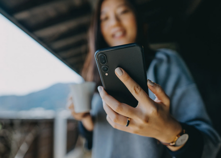 Femme qui regarde son téléphone